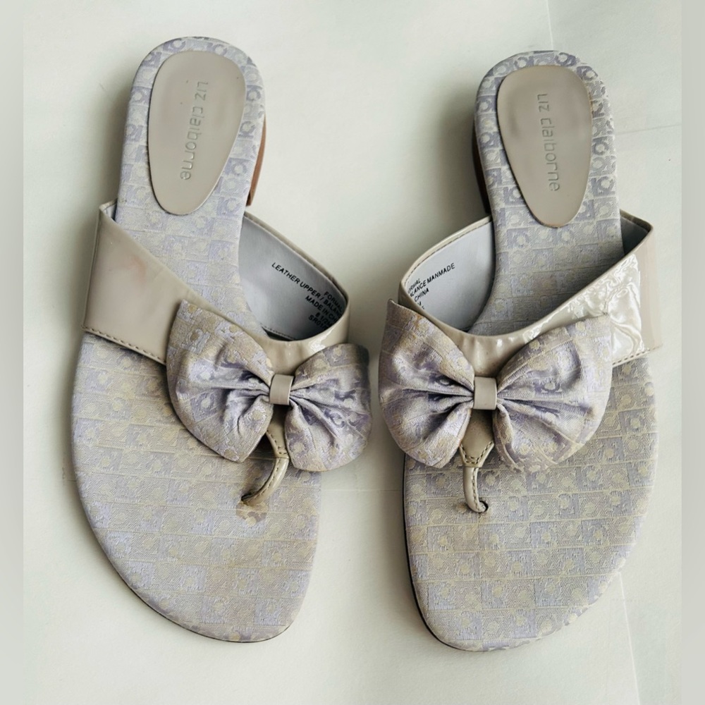 Lovely New Liz Claiborne Sandals Patent Leather w/Fabric Bow Lilac Beige 8 1/2M